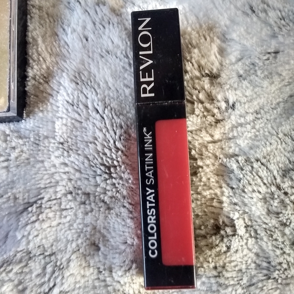 🆓FREE🎁 WHEN PURCHASE ANY 2 TEMS Revlon Highlights and Lipstick - Picture 3 of 16